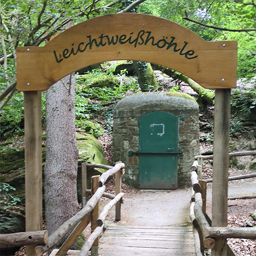 Schild Leichtweißhöhle Wiesbaden